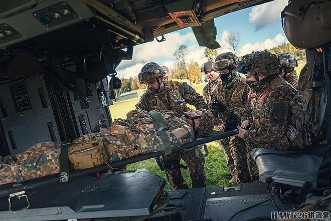 美国拉脱维亚秋季联合演习 把担架抬上救护直升机 还有这么多讲究 - 10
