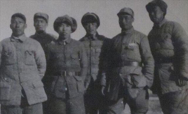 1943年，15名日军被围拒不投降，他直接下令活埋！后授衔开国少将 - 5