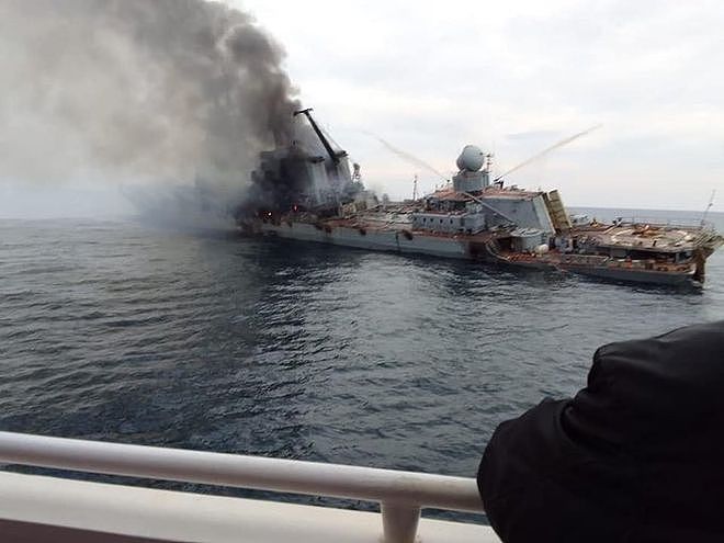 俄军黑海舰队再遭重创 上将级巡防舰被乌军导弹击中起火受损 - 3