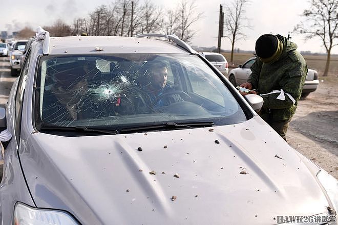 战地报道：顿涅茨克民兵肩扛莫辛-纳甘狙击步枪 检查乌克兰难民 - 11