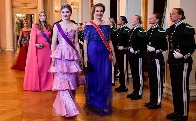 欧洲王室4位未来女王世纪同框！荷兰公主160斤吸睛，挪威公主好看 - 8