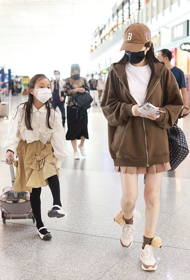 贾乃亮和李小璐女儿快9岁了，李小璐依旧有“少女感”，穿搭时尚 - 6