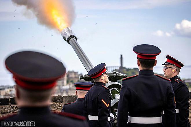 爱丁堡驻军鸣放礼炮 庆祝英国女王登基70周年 炮口喷火相当壮观 - 4