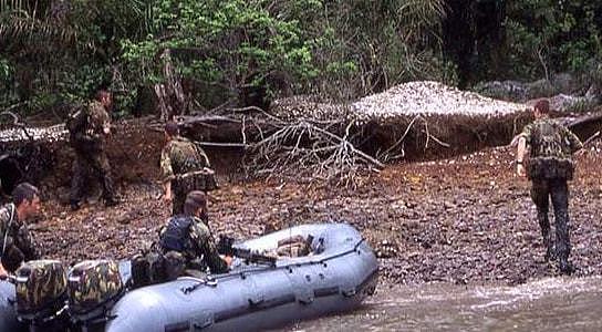 英国维和部队在非洲被极端组织绑架？英国红魔特空团上演生死营救 - 11