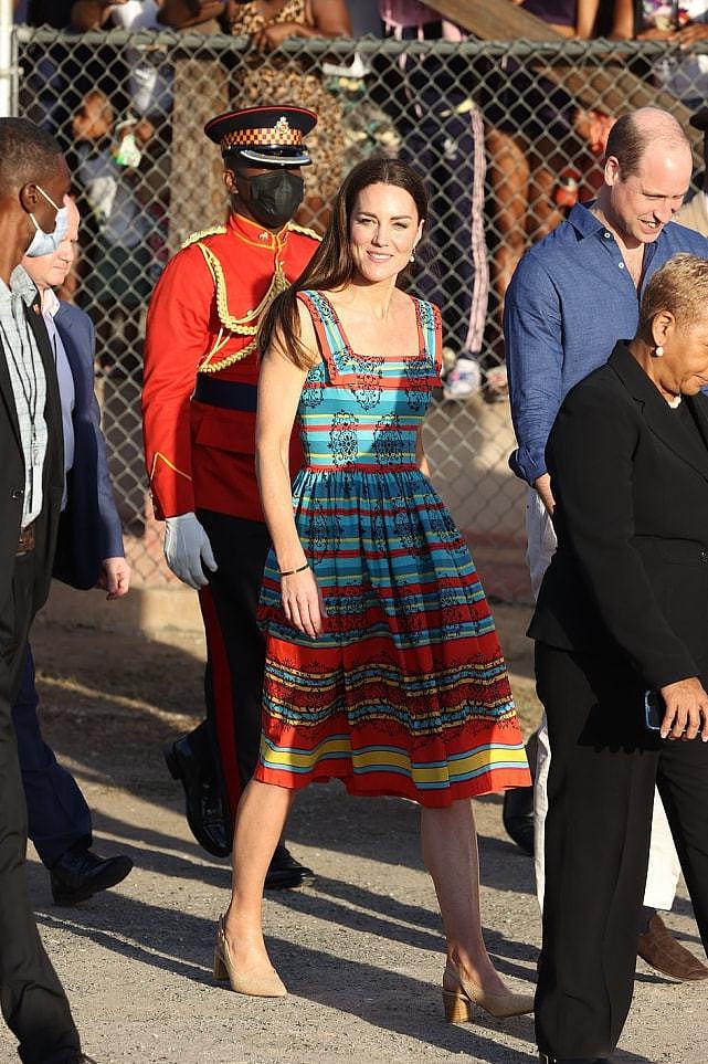 凯特访问牙买加新造型太嫩了！穿背带花裙像少女，一字锁骨太美了 - 5