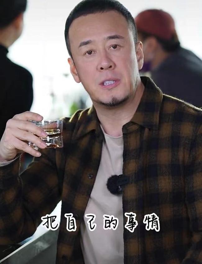 49岁杨坤被指喝多了！拿酒杯说心灵鸡汤脸颊泛红，多次因醉酒丢人 - 4