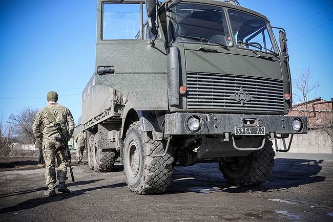 目击者：俄罗斯百辆军车驶向乌克兰 或将发动重大攻击 - 1