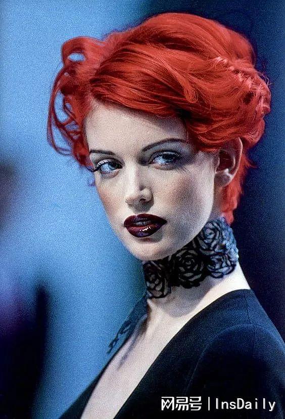 她被称90年代Grunge女王，一头红发惊艳时尚界，巅峰却退圈种菜… - 3