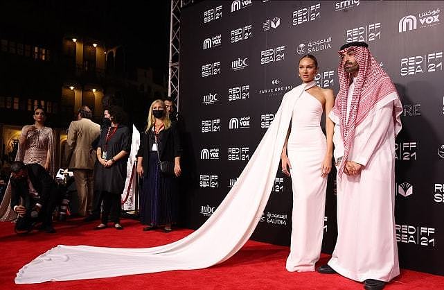 维密天使闪耀亮相阿拉伯电影节！糖糖穿斜肩白裙太美，超模AA性感 - 5