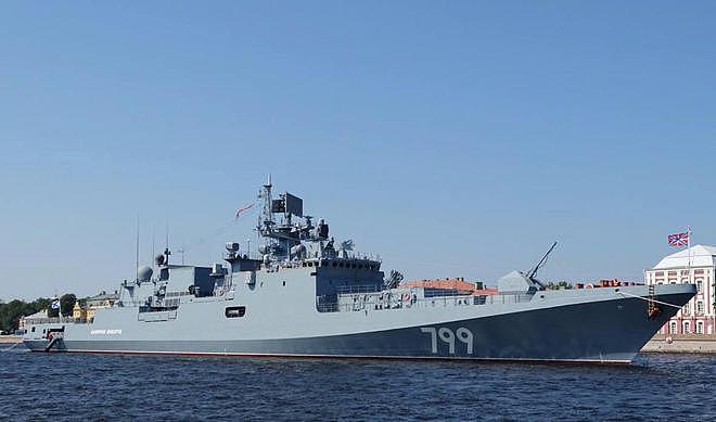 俄军黑海舰队再遭重创 上将级巡防舰被乌军导弹击中起火受损 - 2