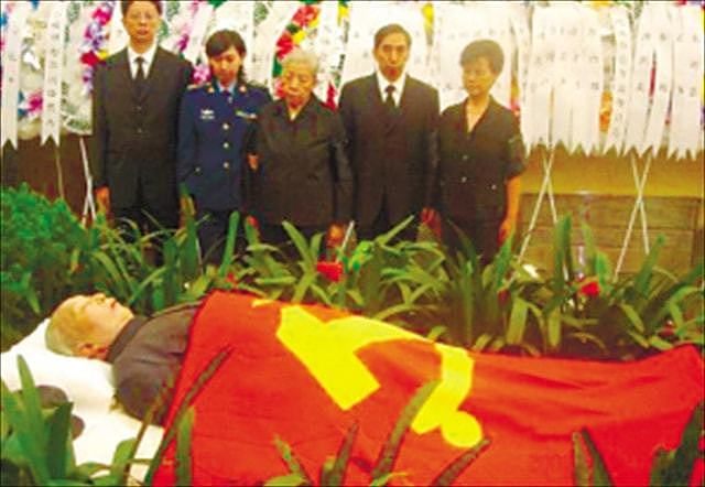 华国锋遗体告别仪式，一名男子手举横幅，16个大字道尽他的一生 - 9