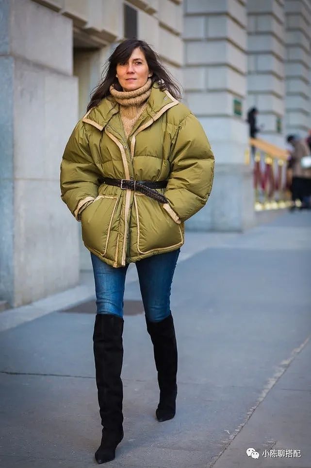 羽绒服+长靴=冬季最美穿搭，保暖又时尚，中年妈妈可以照着穿 - 8