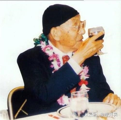 1975年蒋介石去世，74岁张学良在葬礼上一言不发，只送上16字挽联 - 4