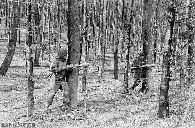 1945年4月 美军士兵手持“铁拳”反坦克火箭筒 清剿残存德军士兵 - 4