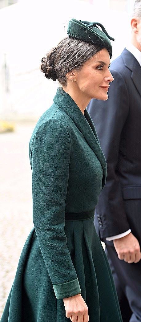 莱蒂齐亚王后美到伦敦了？穿绿裙亮相抢凯特风头，白发也难挡优雅 - 7