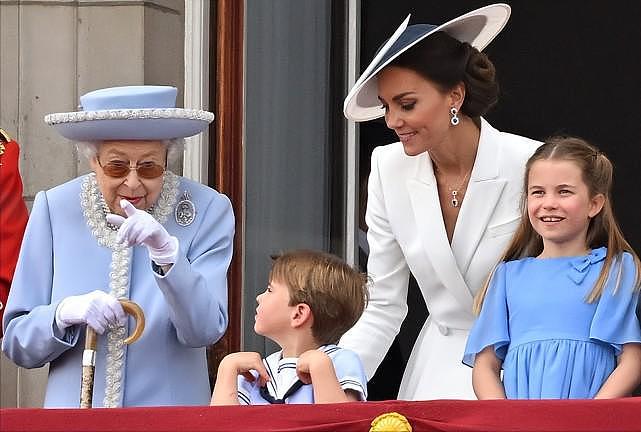 4岁路易王子真是社牛！穿威廉旧款水手服跟女王互动，成王室萌物 - 3