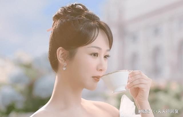 杨紫晒新广告片，穿一字领礼服很甜美，扎低马尾显温柔 - 3