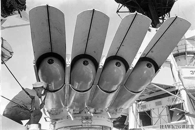 二战美国海军驱逐舰上的四联装鱼雷发射管 水兵坐上面用肉眼瞄准 - 7