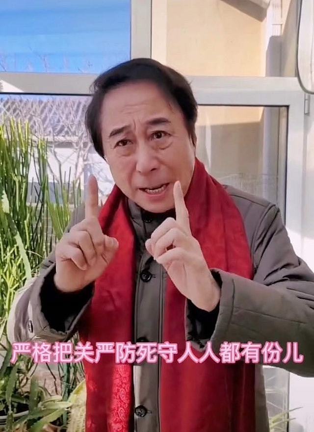 64岁冯巩打快板为天津加油，眉头紧锁一脸担忧，却被网友催捐款 - 3