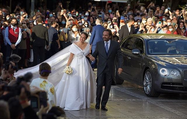 希腊王子举行盛大婚礼！迎娶亿万富翁女儿，新娘穿露肩婚纱超梦幻 - 3