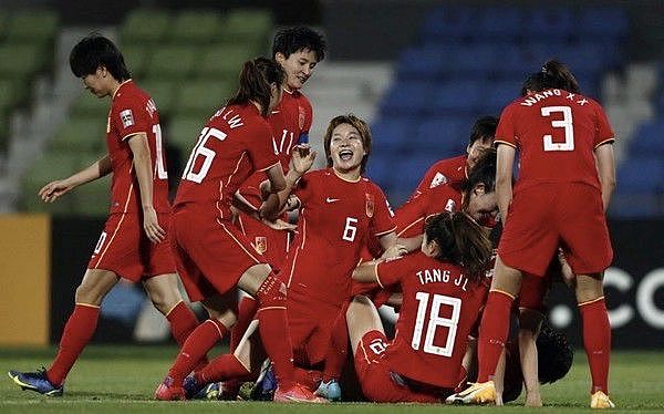 淘汰日本后，女足主帅拒被球员举起庆祝：还有1场硬仗！名记盛赞 - 2