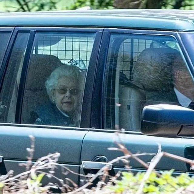 英女王96岁生日官方照出炉！穿斗篷衣牵着马儿亮相，对梅根心软了 - 9