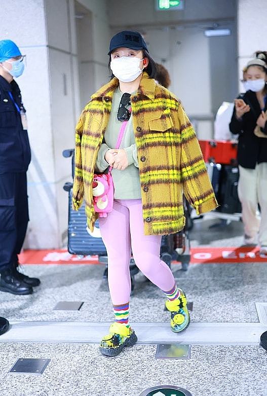 真搞不懂辣目洋子的时尚，全身黄绿粉像“彩虹糖”，可看着还挺潮 - 6
