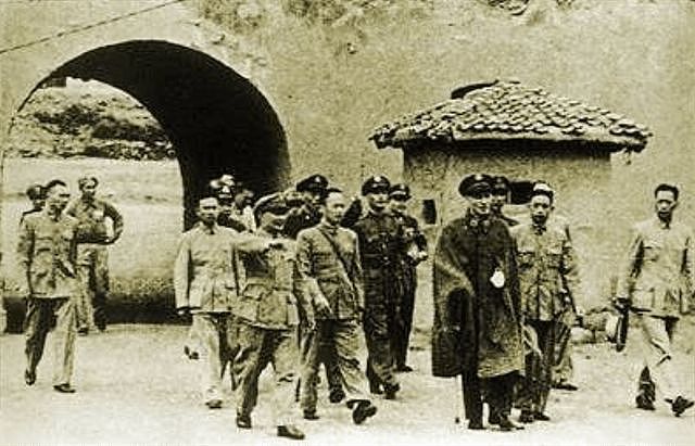 1947年蒋介石唯一一次到延安，坐在主席的窑洞里很不解：为什么？ - 1