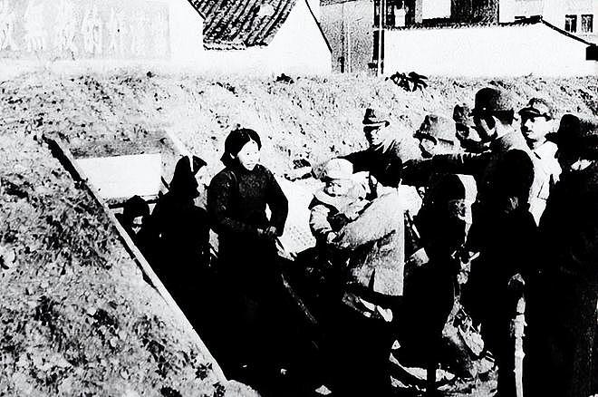4个少女在大田里劳作，日本兵摸了进来，少女的遭遇令人心痛 - 3