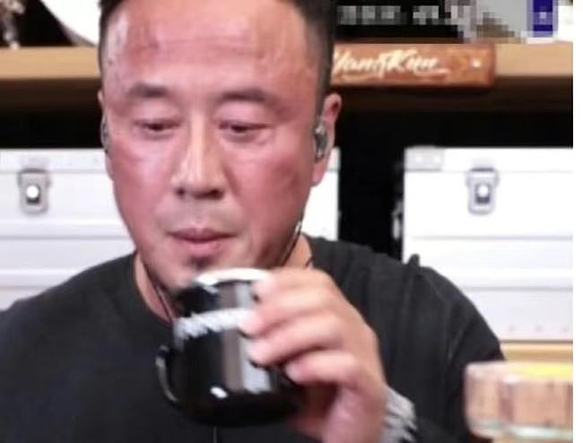 49岁杨坤被指喝多了！拿酒杯说心灵鸡汤脸颊泛红，多次因醉酒丢人 - 10