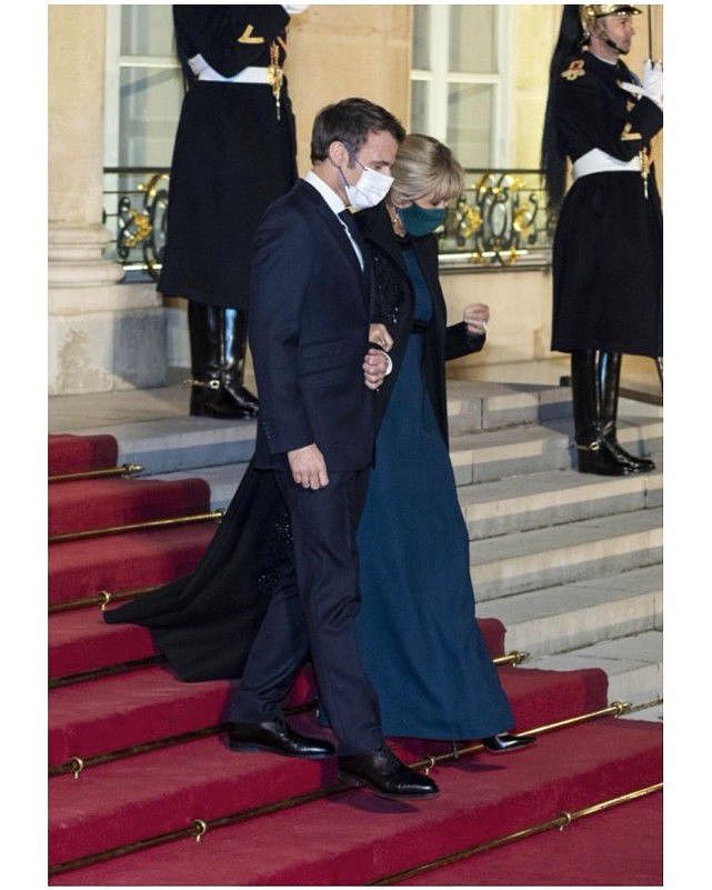 法国总统同框大24岁的妻子！布丽吉特穿开叉裙秀腿盘着发好美丽 - 5