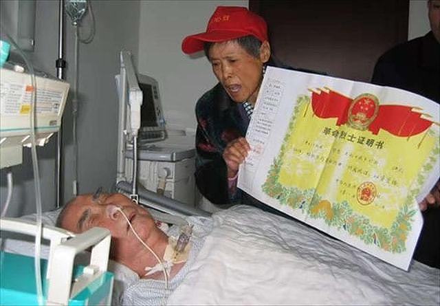 北京女子收拾养父遗物，意外发现一封血书，才知晓生父母是大英雄 - 3