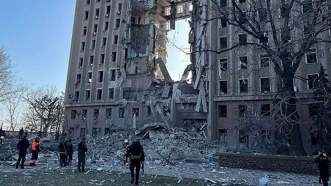 俄方谈判代表：战事降级“不是停火” 袭击政府大楼 造成12人亡 - 1