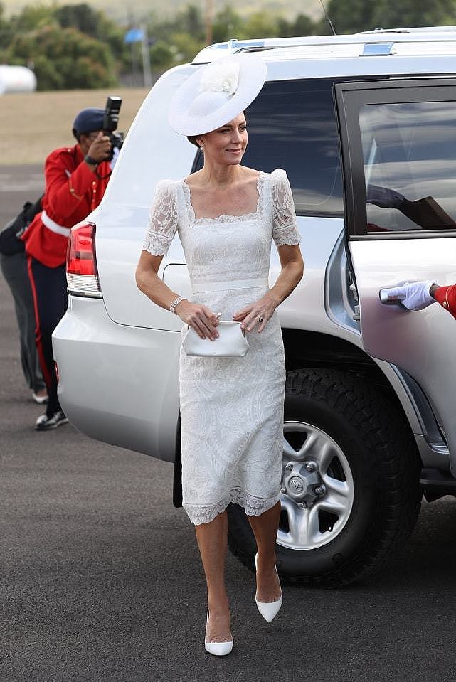凯特闪耀亮相阅兵仪式！一身蕾丝白裙气质太好，配白色礼帽好惊艳 - 6