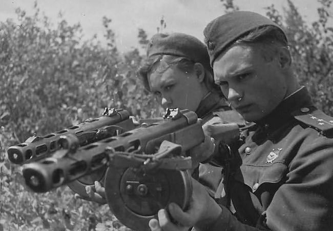 列宁格勒诞生的PPS冲锋枪，做工粗糙无比，却是一代名枪 - 2