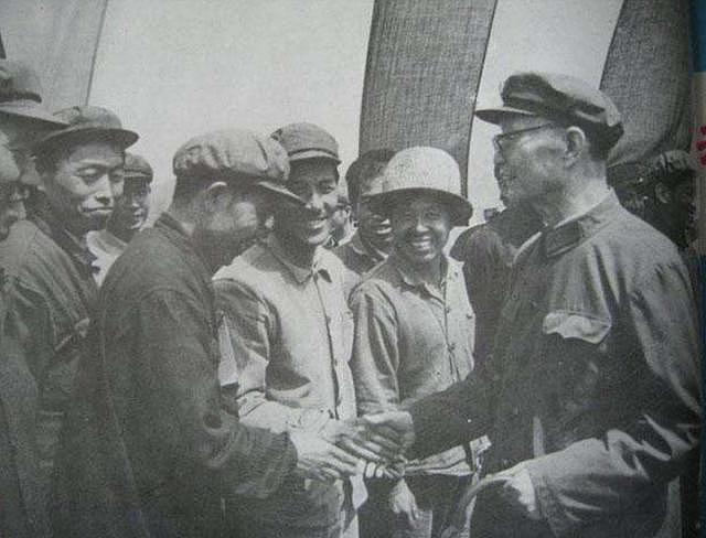 1972年，一个普通士兵救了张爱萍一命，后来才知道他是开国上将 - 3