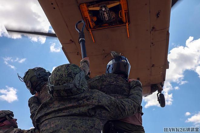 美国菲律宾Balikatan联合演习 士兵为CH-47“支奴干”挂载物资 - 6