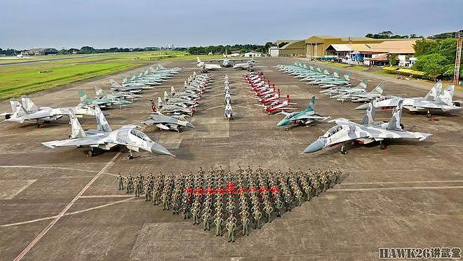 印尼空军庆祝建军77周年 苏-30与F-16并排陈列 展现出庞大的外形 - 2