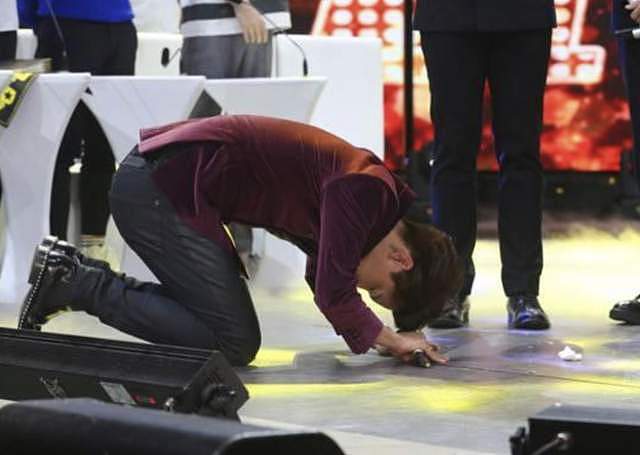 韩国女团集体跪拜粉丝！21岁中国女爱豆拒绝下跪，挺直腰杆获好评 - 10