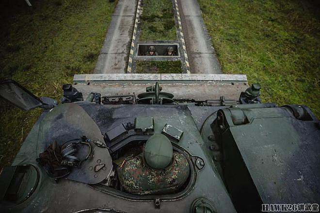 德军第371掷弹兵营战术训练 开装甲车给新兵练胆 专用设施很夸张 - 2