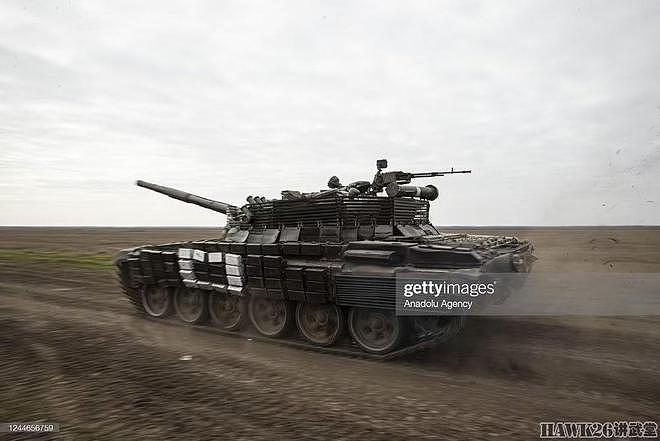 乌克兰军队抢修受损坦克 T-72加装屏蔽装甲 年迈车组留在一线战斗 - 14