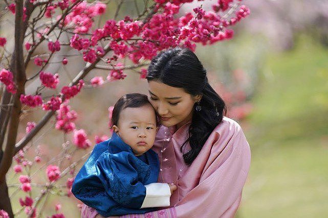 不丹小王子2周岁生日！哥哥陪着亮相太有爱，王后和国王好甜蜜啊 - 7