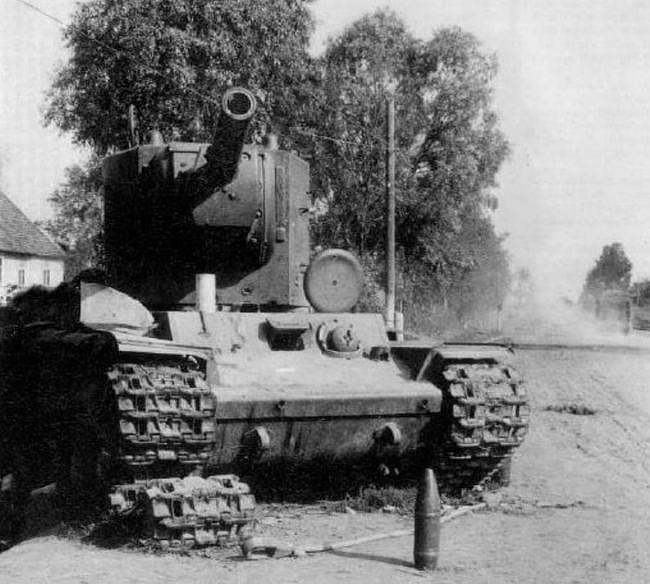KV-2重型坦克的神话，一夫当关万夫莫开，德军坦克如同蝼蚁 - 7