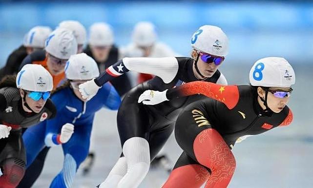 太危险！韩国速滑女将摔倒，冰刀直撞对手身上！网友：黄大宪附体 - 1