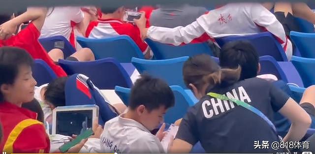 团宠！全红婵和师姐赖诗韵一起看比赛，躺在师姐怀中享受面部护理 - 6