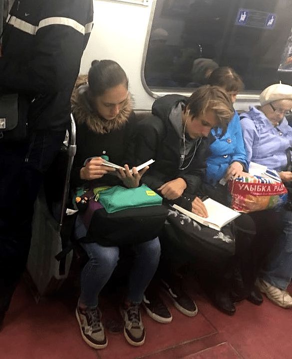 欧美人在地铁看书报是因为手机没信号？主要还是他们有读书的习惯 - 5