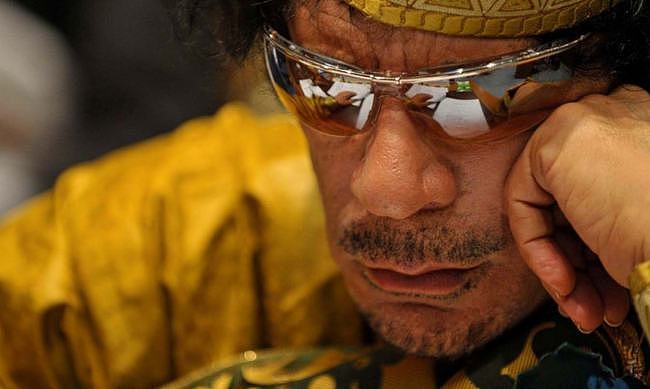 中东狂人卡扎菲：执政42年，逃跑时躲进下水道，被抓后遭暴徒枪杀 - 4