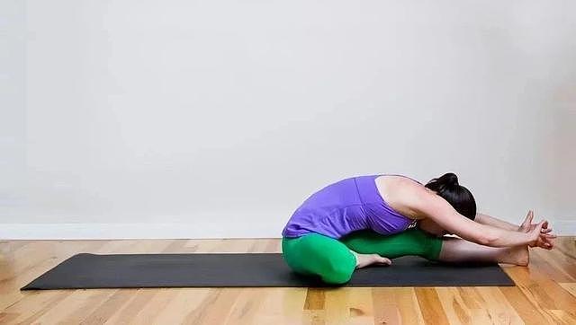 拉伸大腿后侧的11个瑜伽动作，任意选一个就可以改善腿后侧柔韧性 - 11