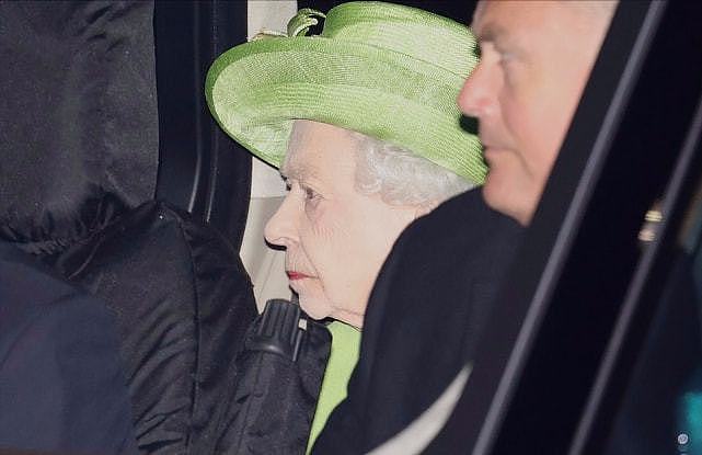 95岁英女王亮相曾孙洗礼仪式！穿鲜绿色真嫩，可惜梅根女儿没回来 - 1