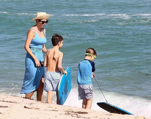 伊万卡夫妇带两个儿子亮相穿630元蓝裙秀身材，不像三个孩子的妈 - 10